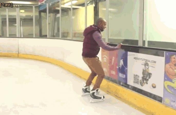 Движение задом на коньках