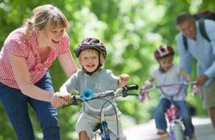 Rekomendasi untuk mengajari anak Anda naik sepeda
