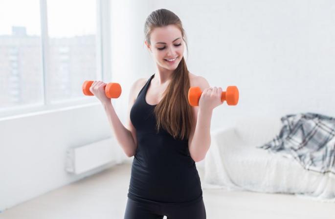 Kadınlar için spor salonundaki egzersiz makinelerinde bir dizi egzersiz - bir eğitim programı oluşturma