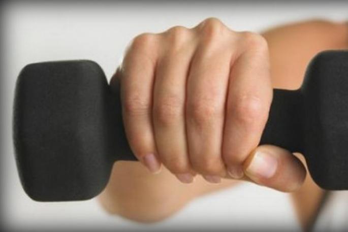 Spor salonunda kızlar için triceps egzersizleri
